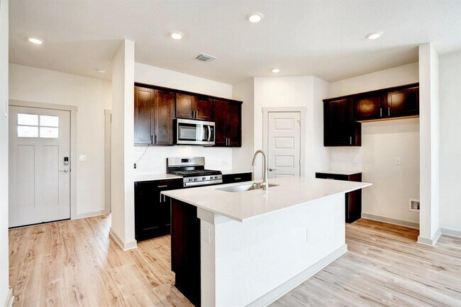 Photo - 10600 Seguin St