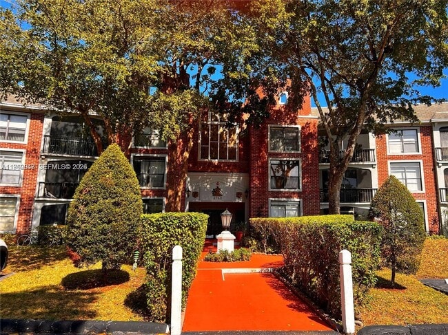 Building Photo - 3760 Inverrary Dr Unit 2Z