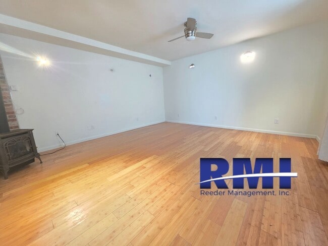 Building Photo - ONE OF A KIND STUIDO & GARAGE/SHOP INCLUDED!!!! Unit B