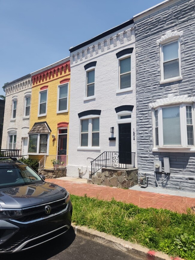Photo - 1604 Levis St NE House