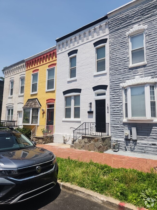 Building Photo - 1604 Levis St NE Rental