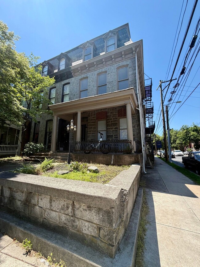 Building Photo - 446 N Duke St Unit 2f