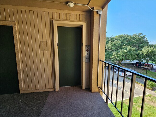 Building Photo - 12600 Melville Dr Unit 321B