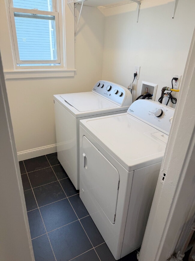 Photo - Available NOW! Spacious 3 BED 1 BATH in quiet neighborhood Unit 2