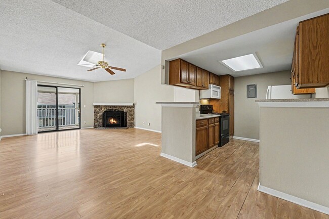 Building Photo - 2 bedroom 2 bathroom Top-Floor Condo with Balcony, Storage & Parking Unit 208