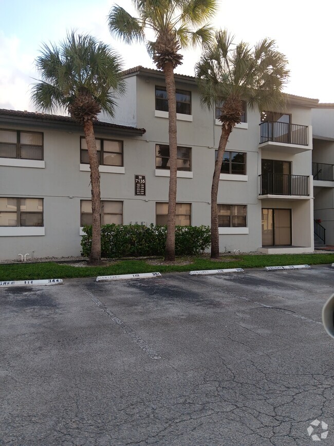 Building Photo - 7135 NW 179th St Unit 107 Rental