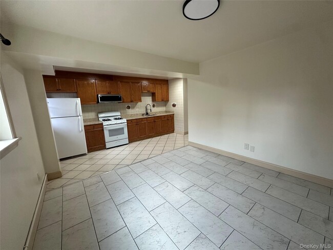 Photo - 1214 E 224th St