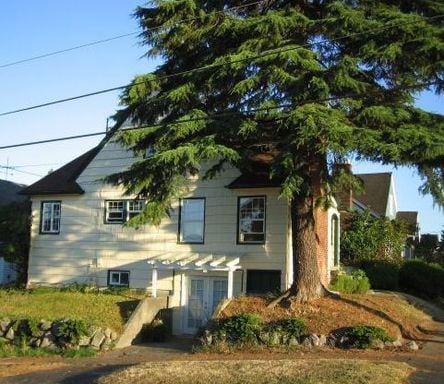 Building Photo - 2 Bedroom Duplex Apartment near Green Lake!