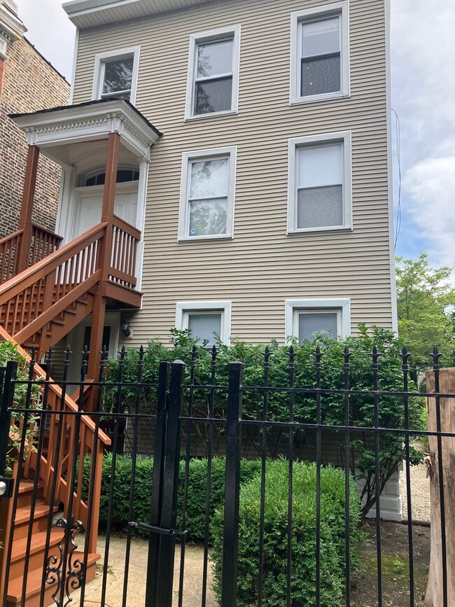 Building Photo - 1733 W Superior St Unit 1