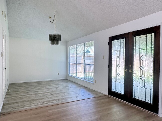 Photo - 9826 Chiselhurst Dr