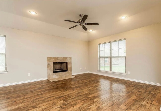 Photo - 618 Halley Ln