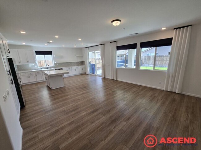 Photo - Beautiful Home Off S Heath and Stockdale Hwy!