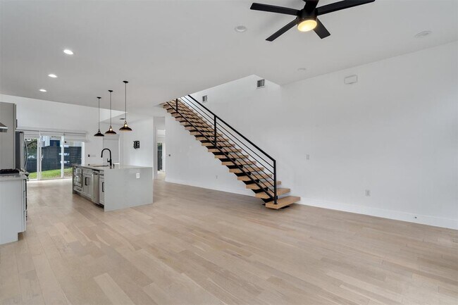 Photo - 4712 Reyes St
