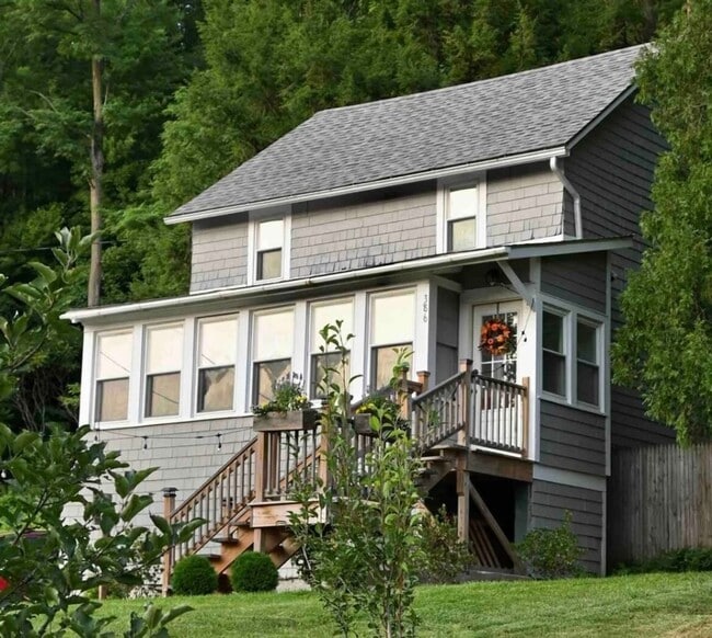 Building Photo - Centrally located 2 Bedroom, 2 Bathroom ho... Rental