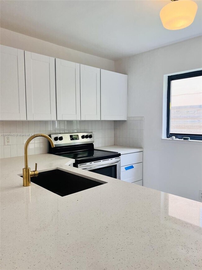 Photo - 910 SW 4th Ave Unit 1