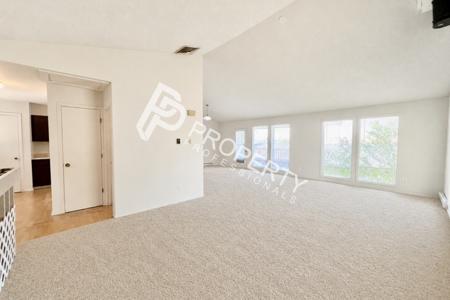 Building Photo - 431 E 5th St Unit 431 E 5th Street