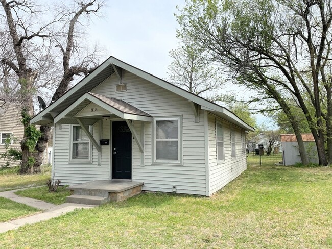 Building Photo - 815 E 8th Ave