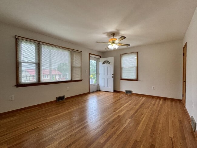 Photo - 321 Sharon Ln