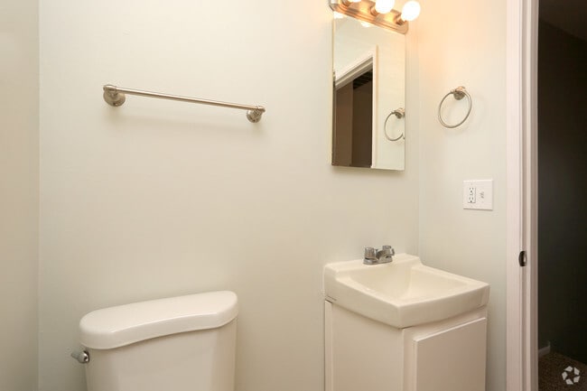 Main Bathroom - Broadway Arms