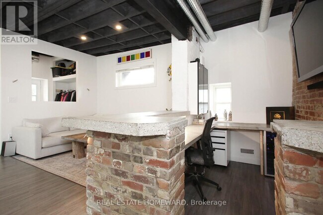 Photo - 1233 Dundas St E