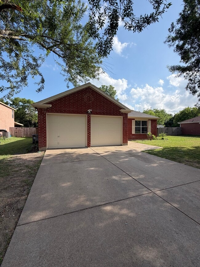 Building Photo - 804 Creekside Dr