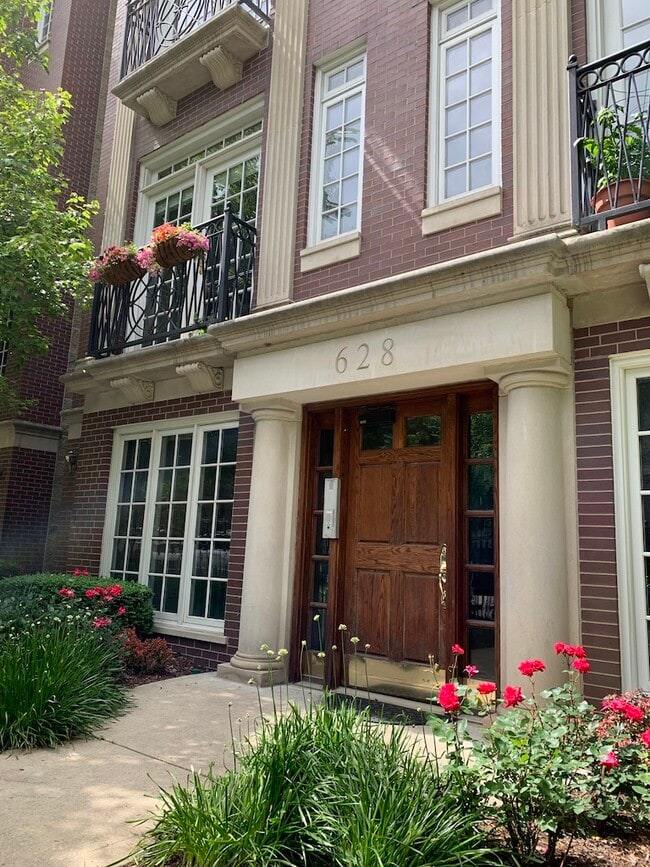 Building Photo - 628 W Wrightwood Ave Unit 3E