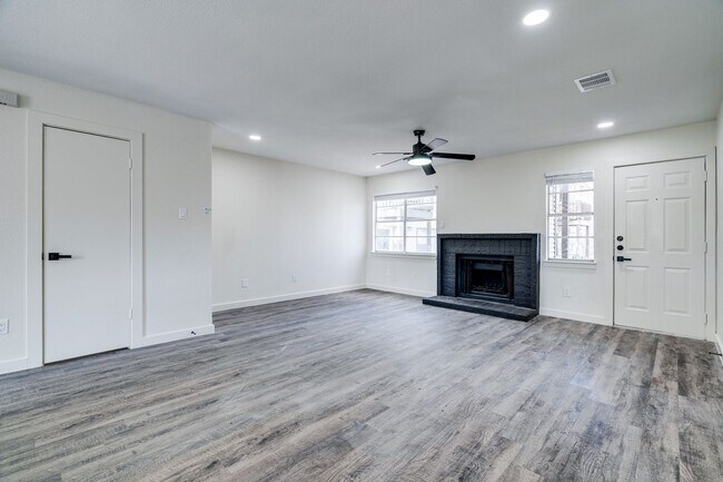 Photo - RIVER CROSSING ATX - 2BD/2.5BA - TOWNHOUSE - NEAR DOWNTOWN - NEW INTERIOR - $1495