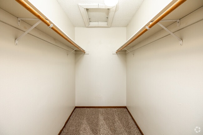2BR, 1BA - 900 SF