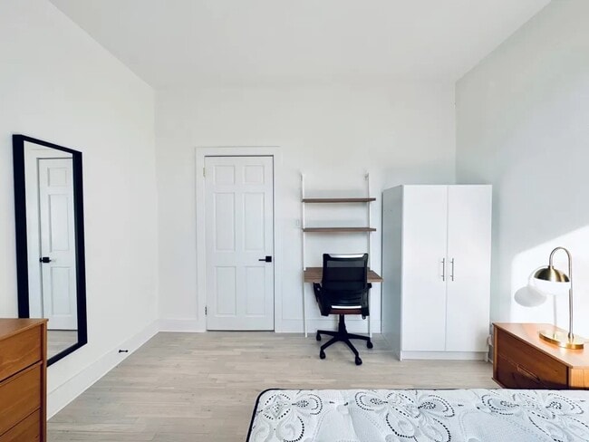 Photo - Furnished room/NOT APARTMENT Unit 3