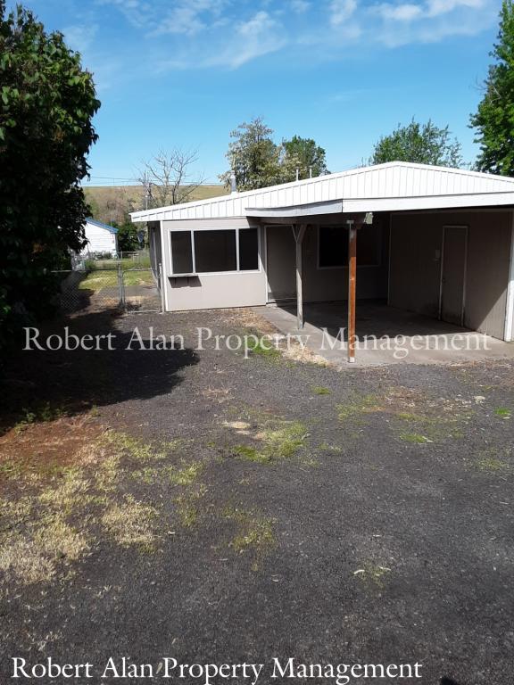 Photo - 271 NE Douglas St