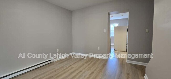 Photo - 609.5 Walnut St