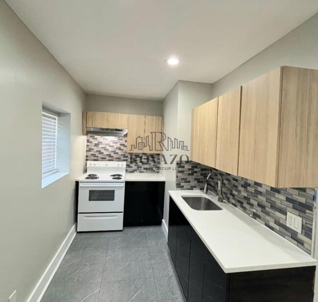 Building Photo - 10 Mitchell St Unit 1