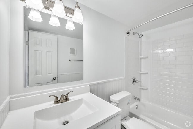 Skipjack - 2BR, 1BA -741 SF - Bathroom