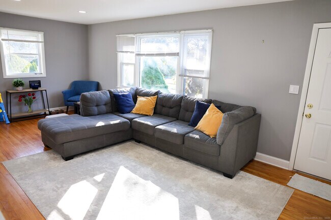 Photo - 270 Glenn Dr