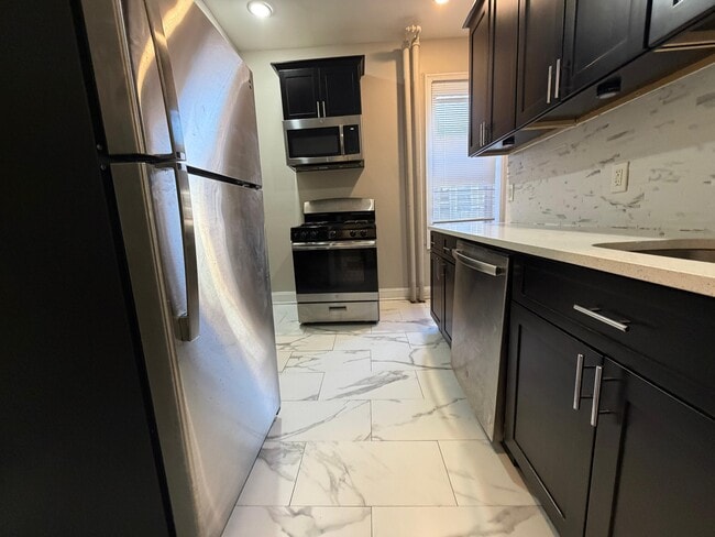 Building Photo - 158 Bergen Ave Unit 43