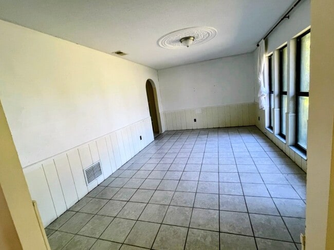 Building Photo - 1074 Club House Blvd