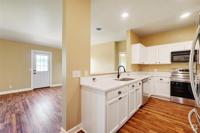 Building Photo - 136 Holmstrom St Rental