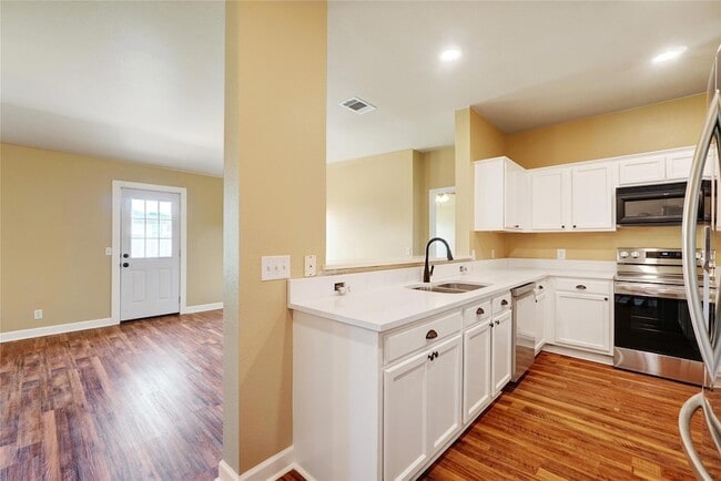Building Photo - 136 Holmstrom St Rental