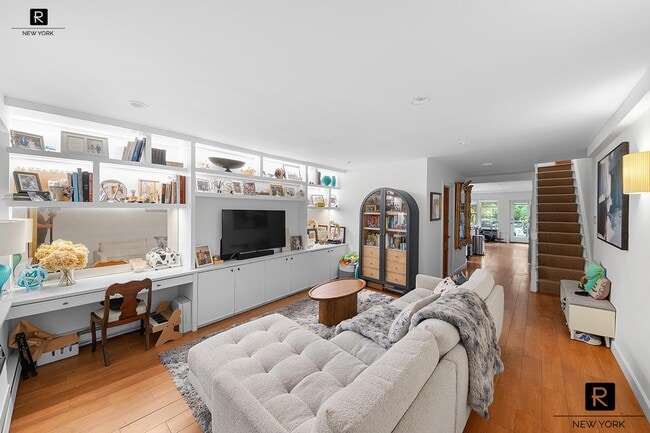 Photo - 487 W 22nd St