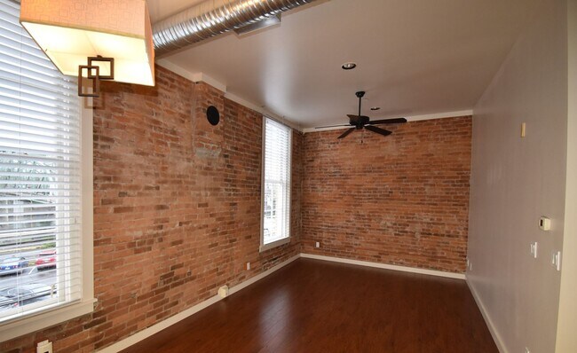 Photo - 211 W 1st Ave Unidad #204