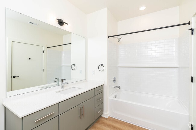 2BR, 2BA - 1028SF - Primary Bathroom