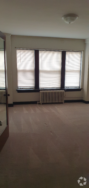 Building Photo - 2518 W Wisconsin Ave Unit 3rd floor Rental