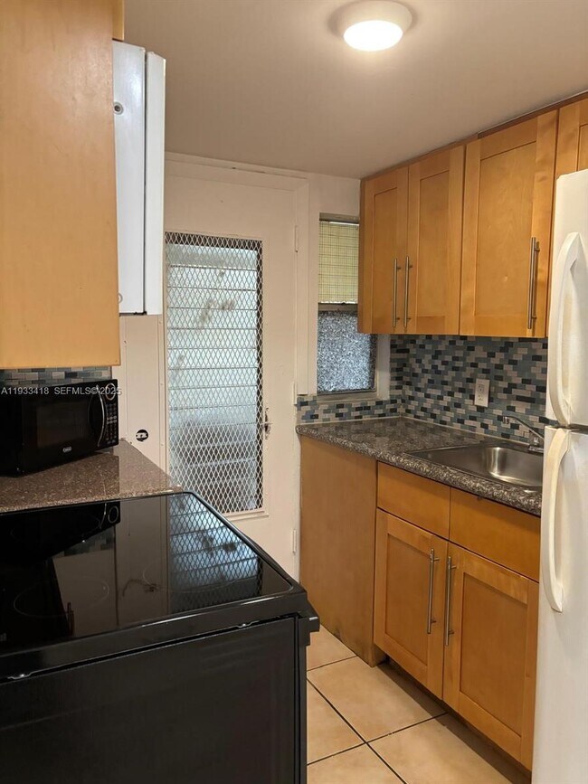 Photo - 1821 NE 168th St Unidad C4