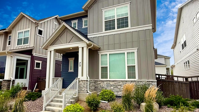 Building Photo - Modern Single-Family Home in Desirable Gol...