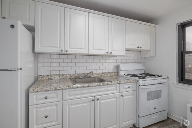 1BR, 1BA - 698SF - Kitchen - Maybrook Garden Apartments