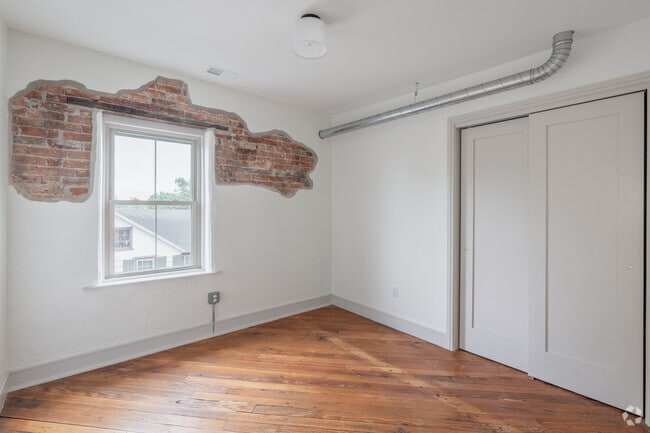 2BR, 1BA - 705SF - Bedroom