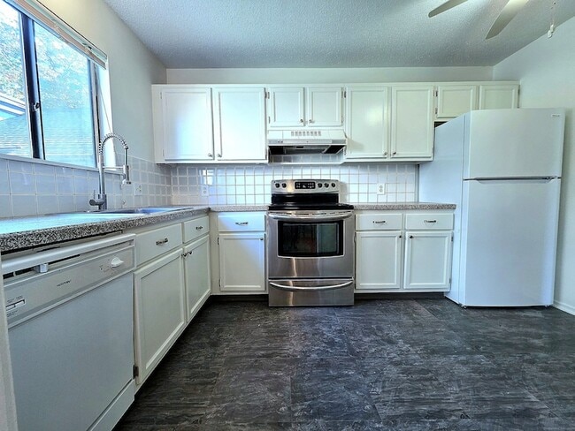 Photo - 563 Heritage Vlg