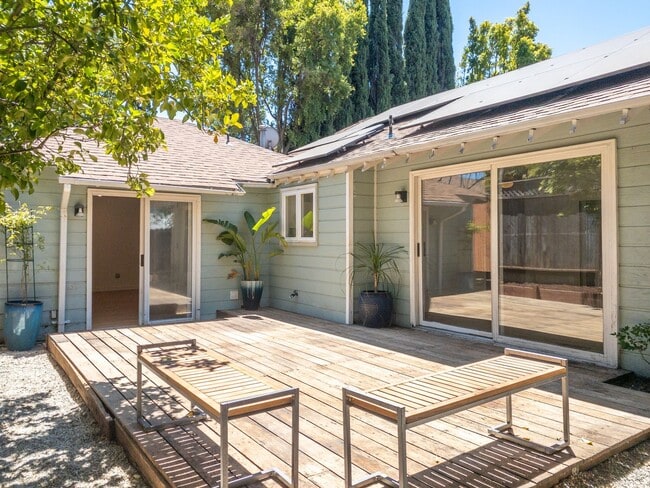 Building Photo - Darling Cottage!  3BR/1BA! Deck and Yard! ... Rental