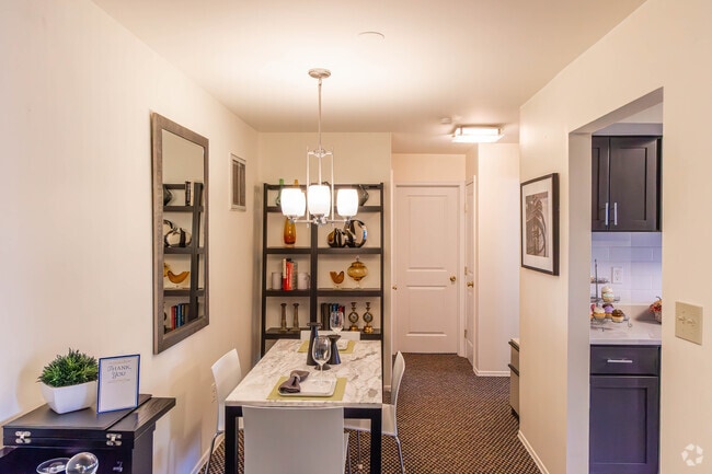 1BR, 1BA - 800SF - Dining Area
