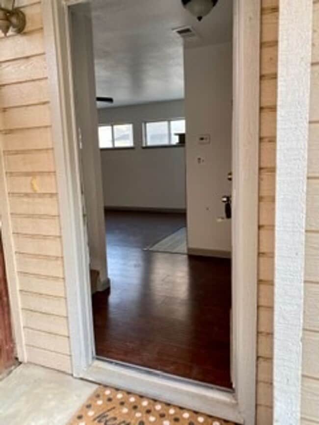 Building Photo - 3 bedroom 2 bath with 2 car garage Rental